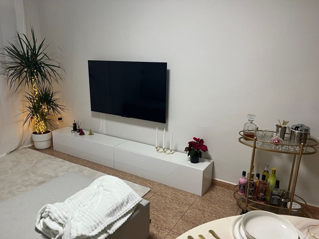 Estantería blanca alta