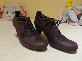 Botín Vialis piel marrón cordones tacón