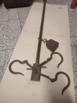 Báscula romana antigua de hierro peso max 100 kg