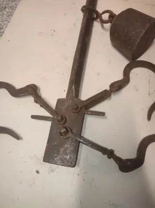 Báscula romana antigua de hierro peso max 100 kg