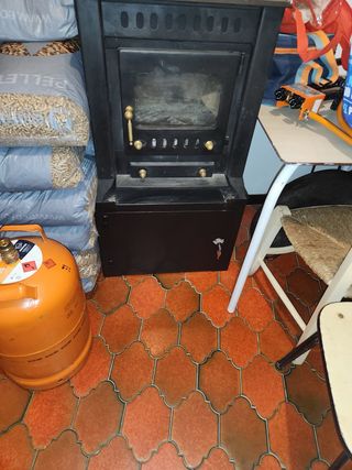 Estufa de leña negra y naranja