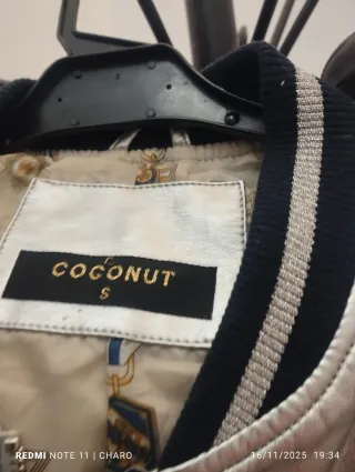 Dos chaquetas plateada y estampada