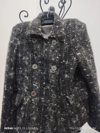 Dos chaquetas plateada y estampada