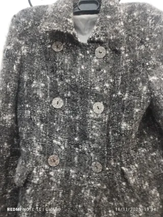 Dos chaquetas plateada y estampada