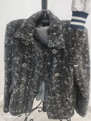 Dos chaquetas plateada y estampada