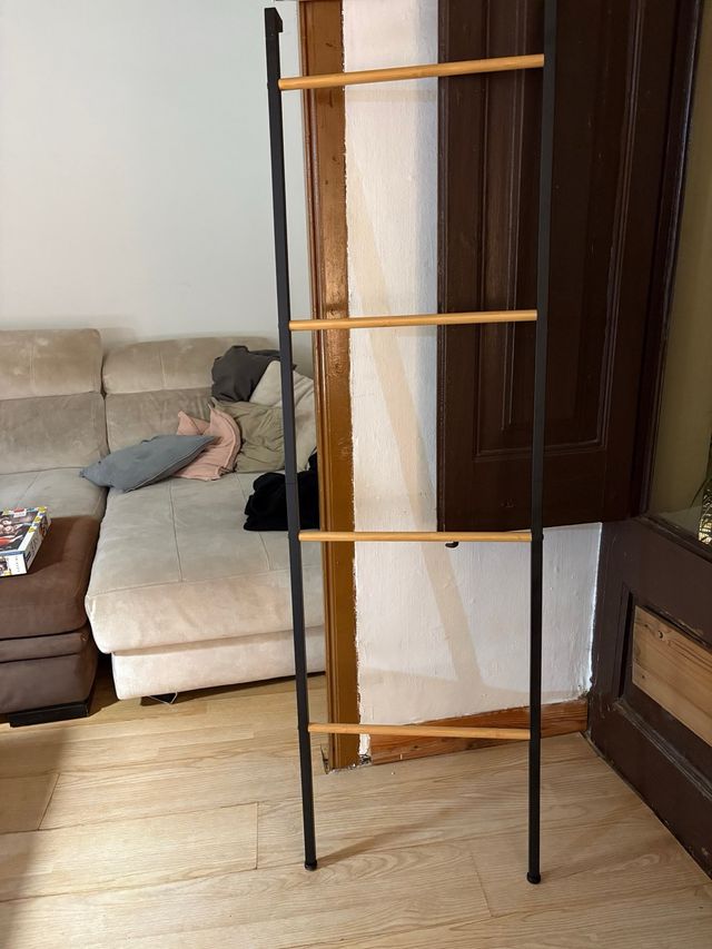 Perchero de madera y metal