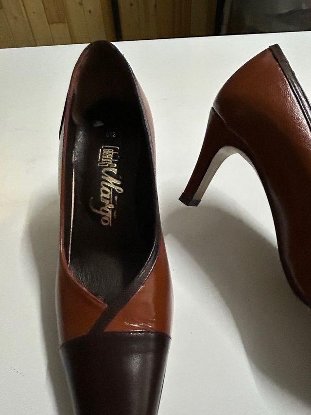 Zapatos de salón Charles Margo marrones