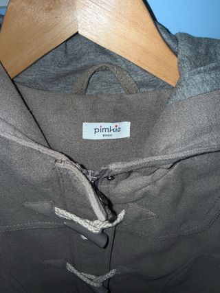 Abrigo gris con capucha y botones