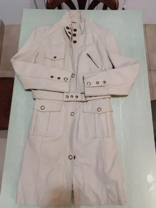 Abrigo trench efecto piel beige