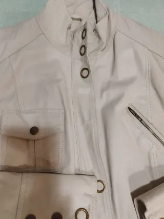 Abrigo trench efecto piel beige