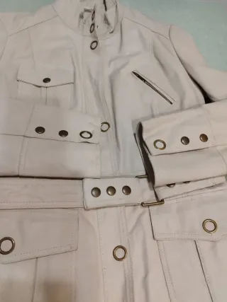 Abrigo trench efecto piel beige