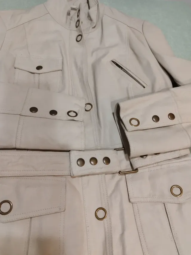 Abrigo trench efecto piel beige