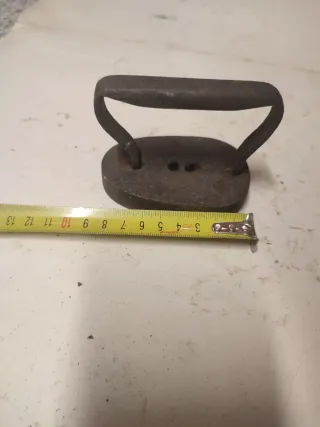 Antigua plancha de hierro pequeña