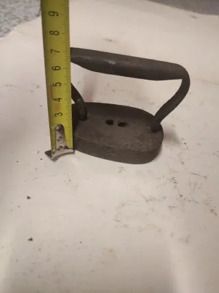 Antigua plancha de hierro pequeña