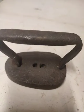 Antigua plancha de hierro pequeña