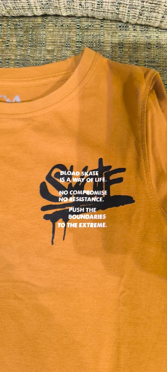 2 camisetas manga larga.C&A Talla 7-8, 122-128 cm.