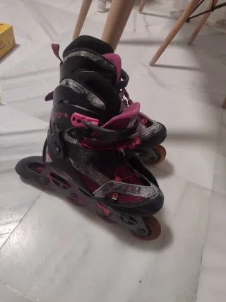 Patines en línea negros y rosas