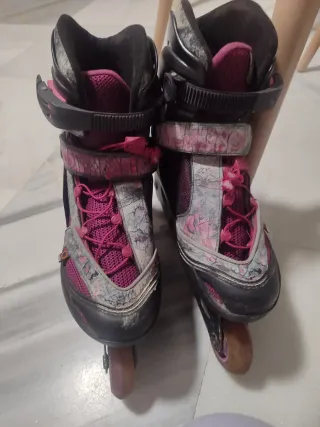 Patines en línea negros y rosas