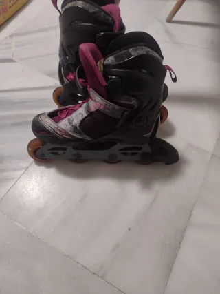 Patines en línea negros y rosas
