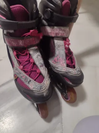 Patines en línea negros y rosas