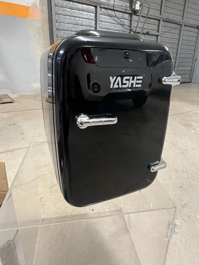 Mini nevera cosmética negra