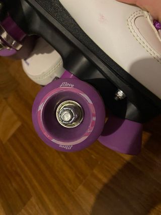 Pattini a rotelle bianchi e viola