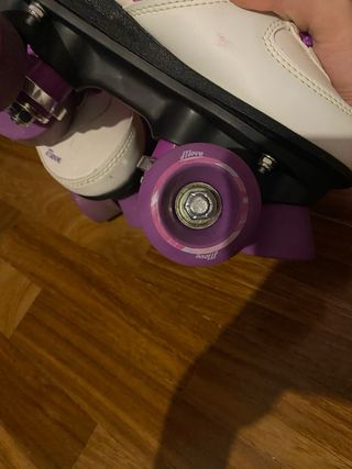 Pattini a rotelle bianchi e viola