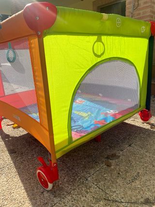 Parque infantil y cuna de viaje