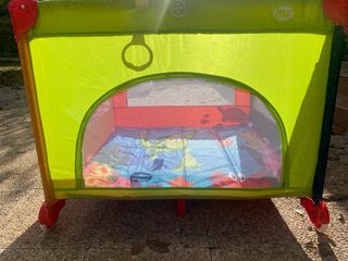 Parque infantil y cuna de viaje