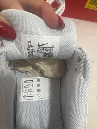 Zapatillas p-6000  Nike grises y blancas