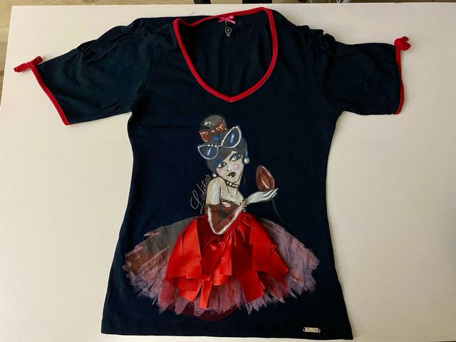 Camiseta negra con dibujo y volantes