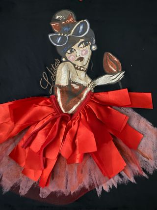 Camiseta negra con dibujo y volantes