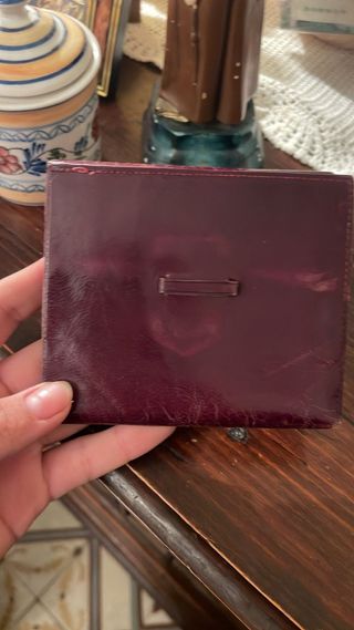 Billetera de piel color vino