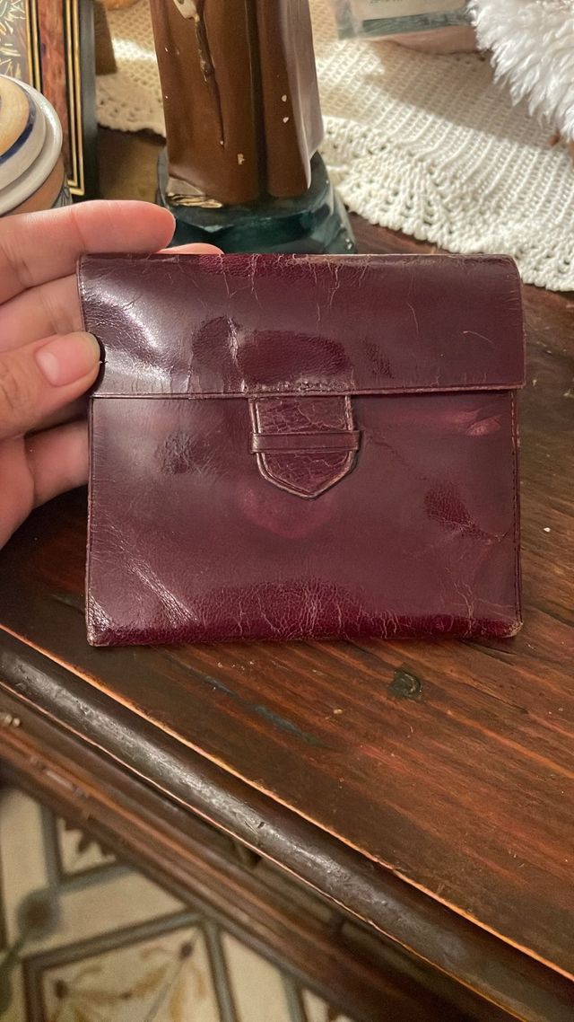 Billetera de piel color vino