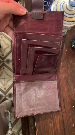 Billetera de piel color vino