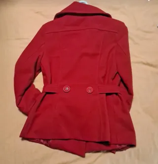 Chaqueta roja con cinturón.