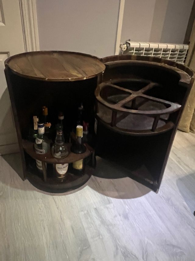 Mueble Bar con forma de Tronco de Madera