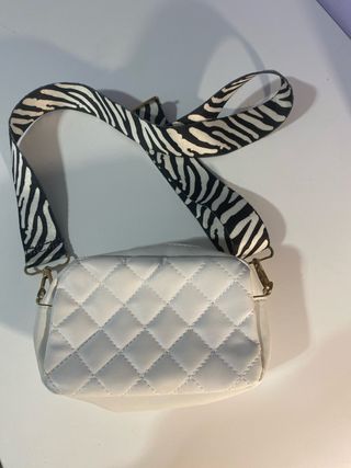 Bolso blanco acolchado con correa a elegir