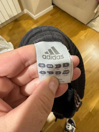 Pantalón Adidas negro con detalles rosa