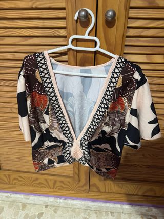 Top étnico multicolor con escote pronunciado