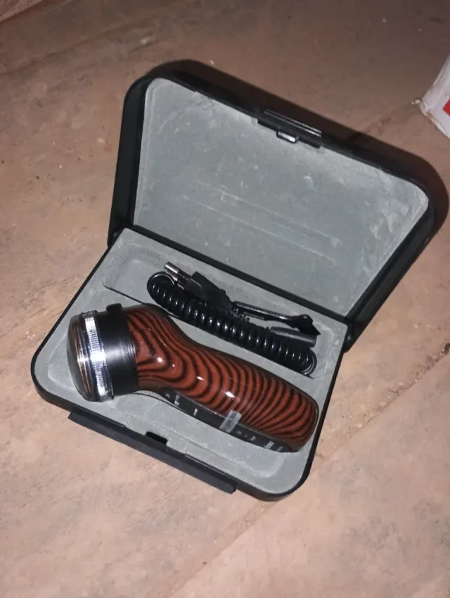 Rasoio elettrico con custodia