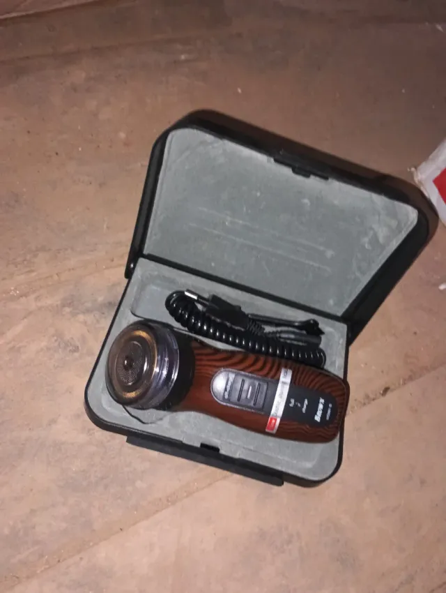 Rasoio elettrico con custodia