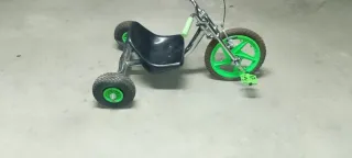 Triciclo infantil verde y negro