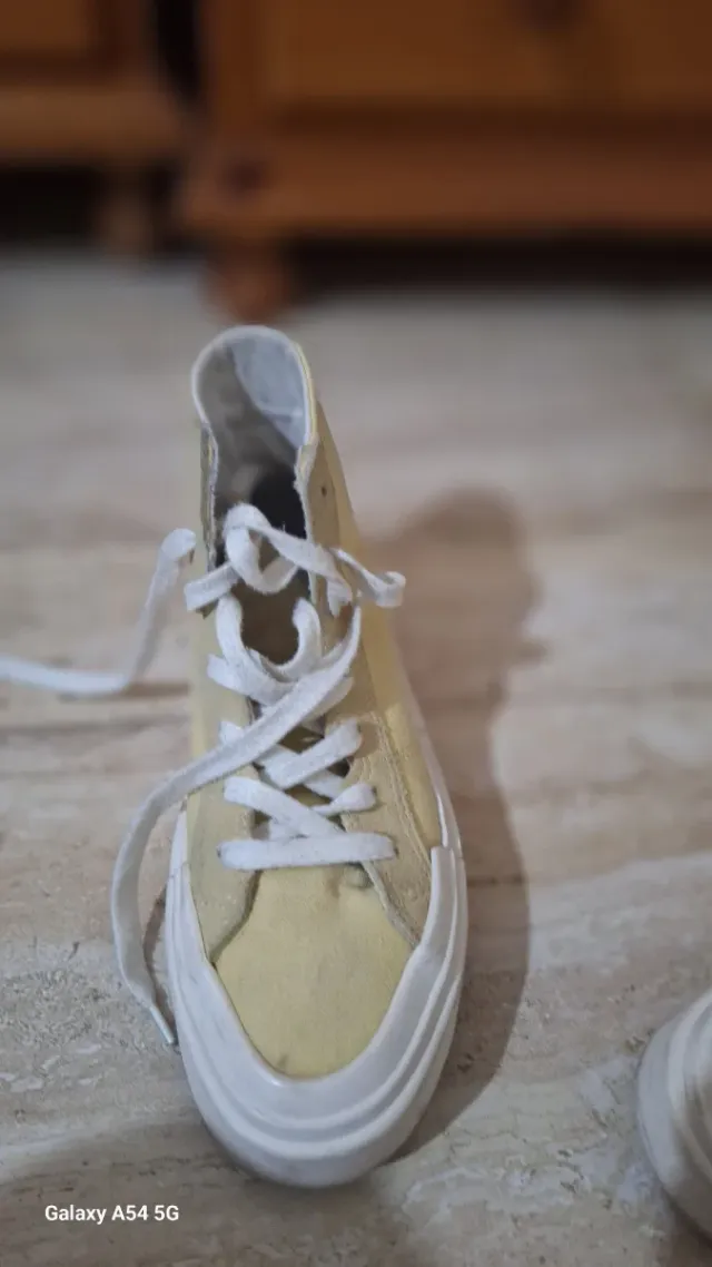 Botitas Converse Amarillas y Blancas