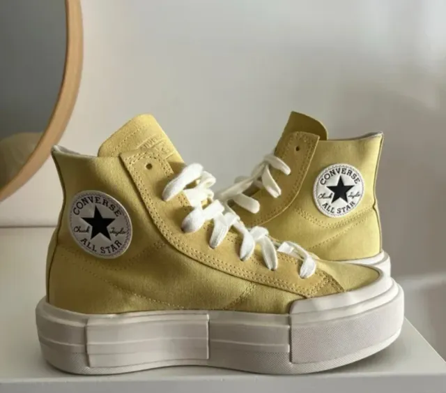 Botitas Converse Amarillas y Blancas