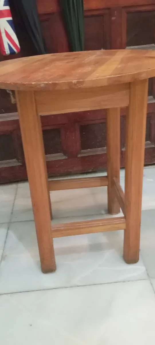 Mesa auxiliar redonda de madera