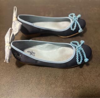 Zapatos planos azules con lazo