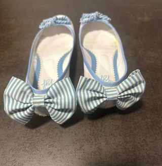 Zapatos planos azules con lazo