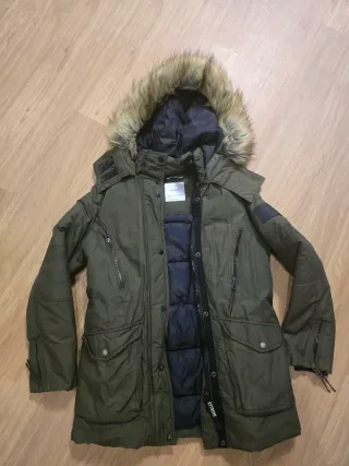 Chaqueta parka Bershka verde con capucha