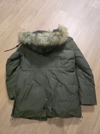 Chaqueta parka Bershka verde con capucha